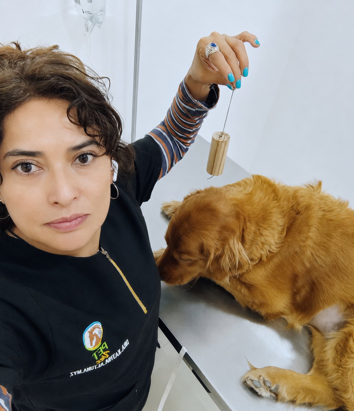 Regulación Fisiológica Veterinaria: la Dra. Kathia Altuna en una sesión con un perro en KRAVet, Sangolquí
